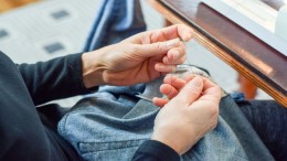 Aan de voorkant hoeft niets afgehecht