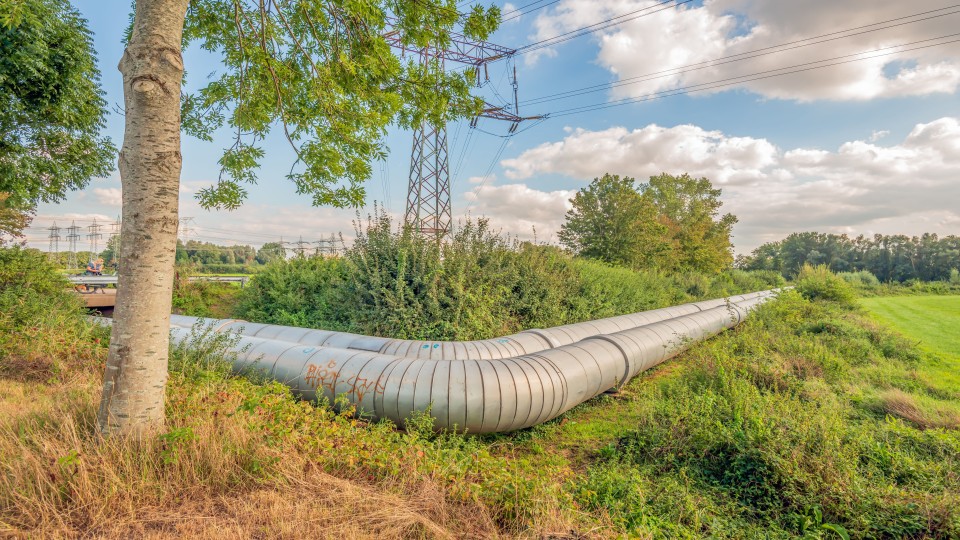 Buizen waardoor restwarmte van de Amercentrale stroomt naar de warmtenetten van het Noord-Brabantse warmtebedrijf Ennatuurlijk.