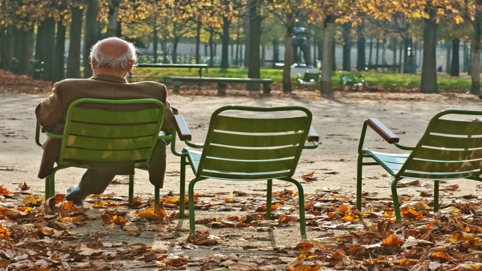 oudere op bankje in park
