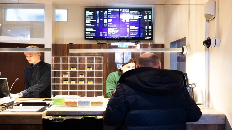 Kabinet verlengt overgangsfase wietproef