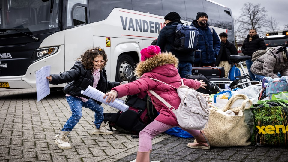 Een groep asielzoekers komt aan bij het Van der Valk hotel in Uden (december 2023). Foto: Rob Engelaar (ANP).