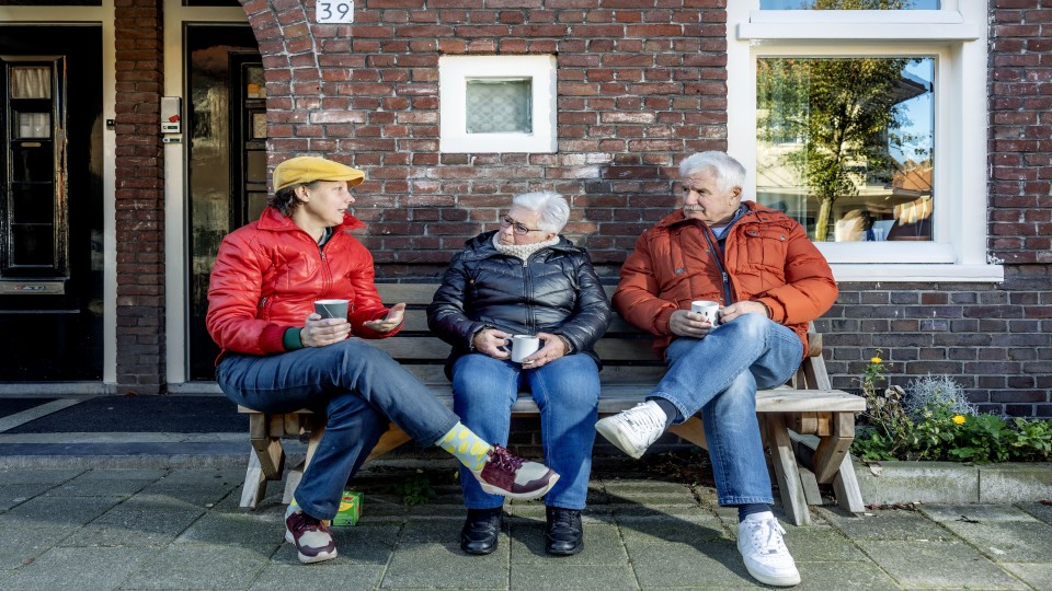 Een vrouw doet buurtwerk. Foto: Jean-Pierre Jans (ANP)
