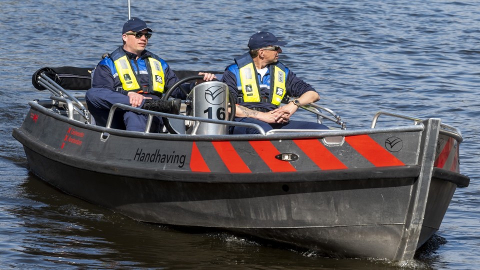 Handhavers in een boot