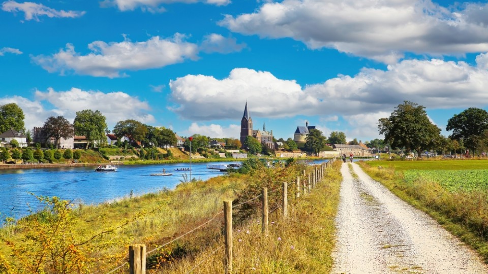 Dorp met kerktoren