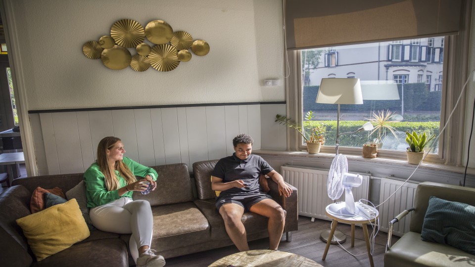 Pedagogisch medewerker Anne Lotte Planken (links) met bewoner Noah in een PerspectiefHuis. Foto: Arie Kievit
