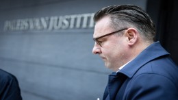 OM richt pijlen op De Mos, maar hij hoeft niet de cel in