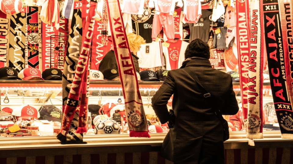 Man voor Ajax winkel
