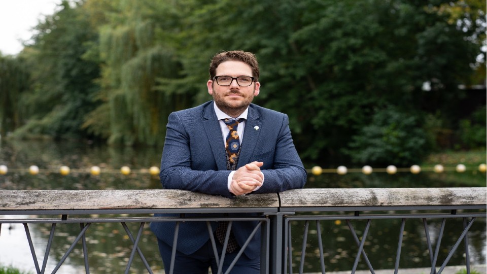 Cyberburgemeester Sebastiaan van 't Erve op de brug over de Berkel