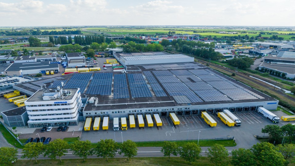Het hoofdkantoor van Zeeman in Alphen aan den Rijn, met ook een distributiecentrum.