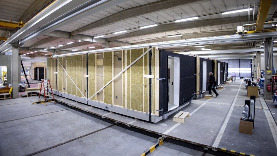 De bouw van flexwoningen in een fabriek in Wognum, Noord-Holland.