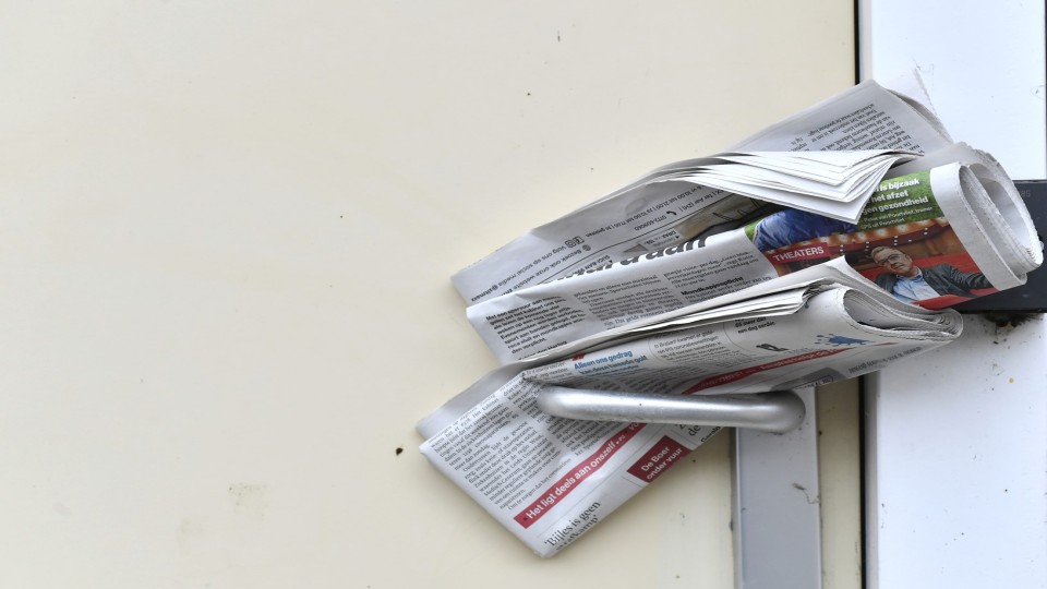 kranten achter deurklink