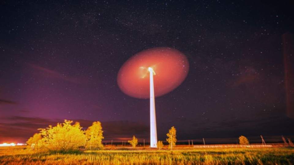Windmolen bij nacht met rood licht