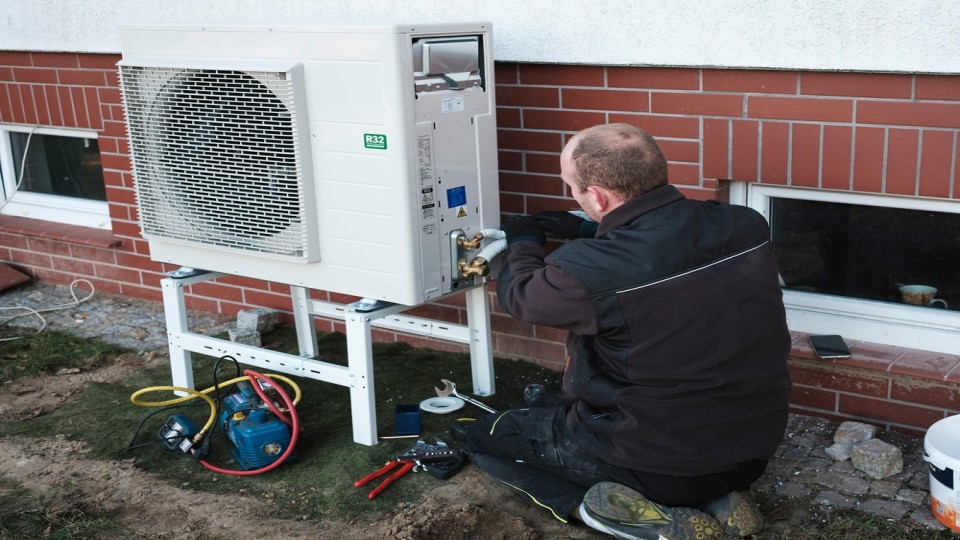 Man plaatst warmtepomp