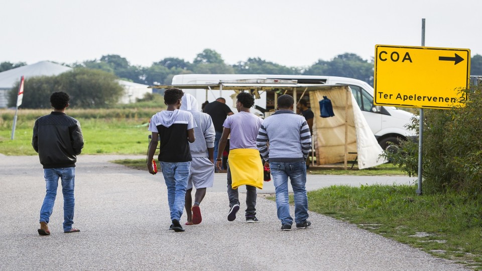 Jonge asielzoekers bij een opvanglocatie