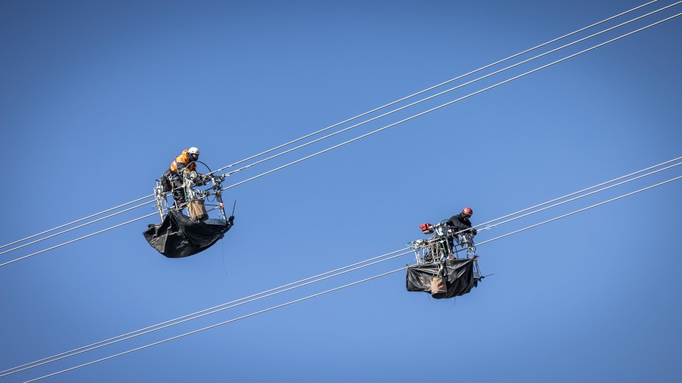 Onderhoud aan de 380kV hoogspanningsverbinding tussen Krimpen aan den IJssel en Geertruidenberg.
