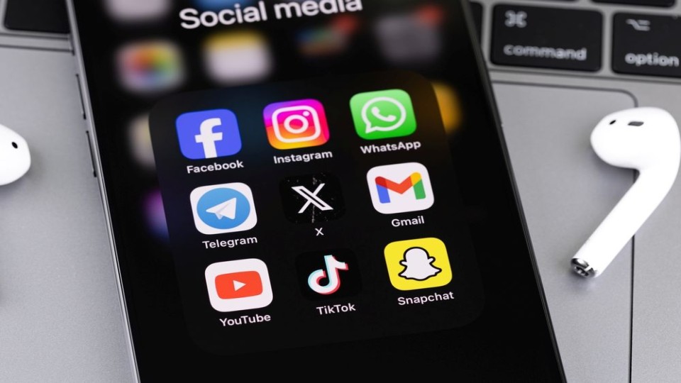 iPhone met icoontjes van de bekende sociale media