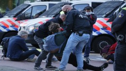 Demonstranten in bussen afvoeren mag niet