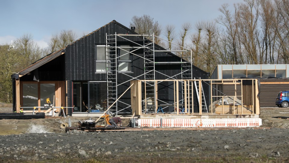 De bouw van nieuwe woningen aan de rand van Leeuwarden.