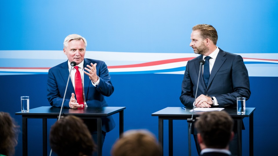 Staatssecretaris Eric van der Burg en minister Hugo de Jonge op vrijdagavond bij een persconferentie over de asielcrisis
