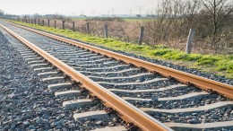 ProRail haalt ballaststenen in Apeldoorn weg