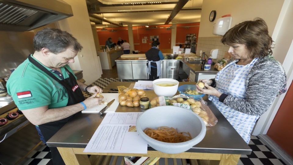 Vrijwilligers koken een maaltijd voor ouderen in het kader van Welzijn op Recept. Foto: Bert Spiertz (ANP)
