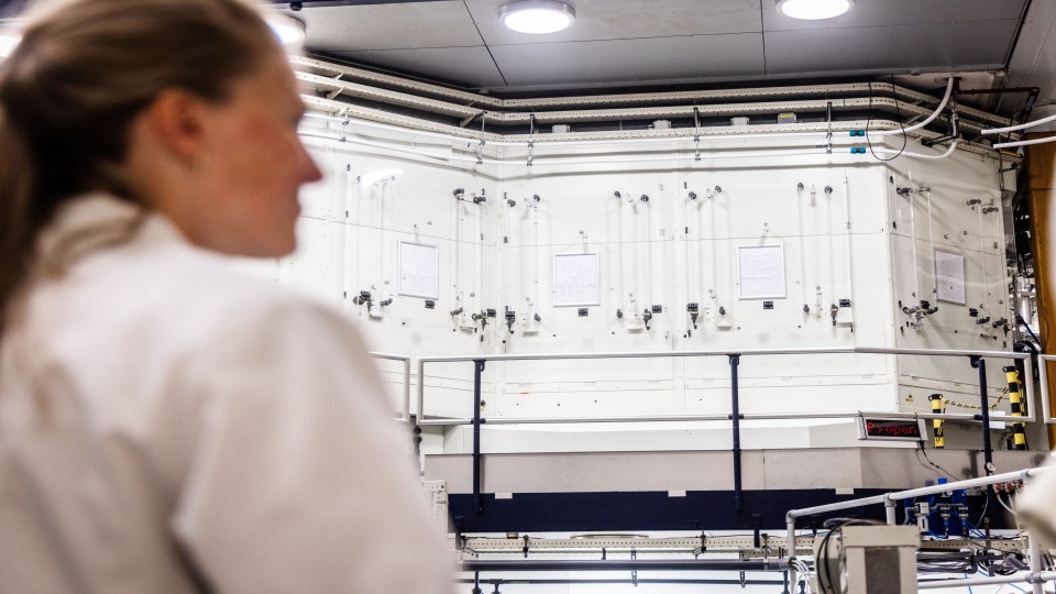 Het interieur van de gerenoveerde onderzoeksreactor van TU Delft tijdens een rondleiding afgelopen oktober.