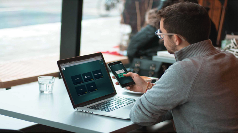MAn aan het werk achter laptop