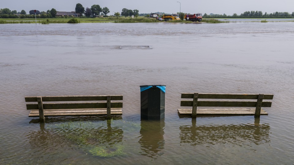 Bankjes in ondergelopen uiterwaarden.