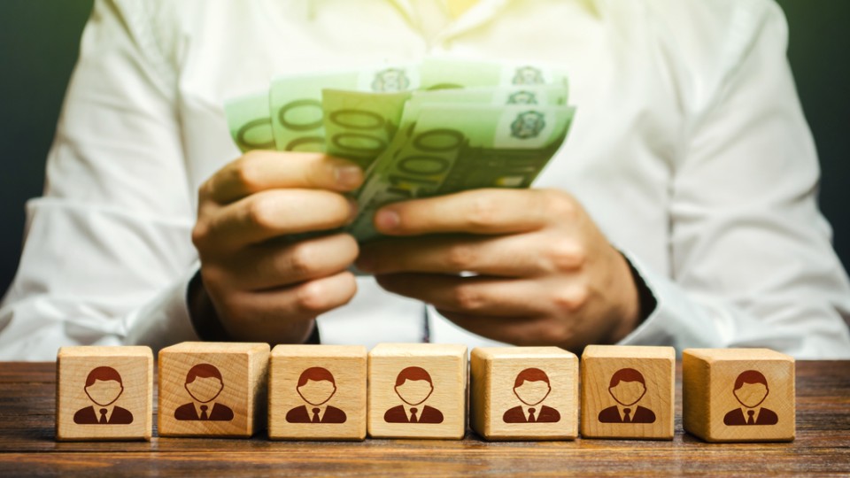 De vakbonden zien eindelijk een loonbod van de gemeentelijk werkgevers.