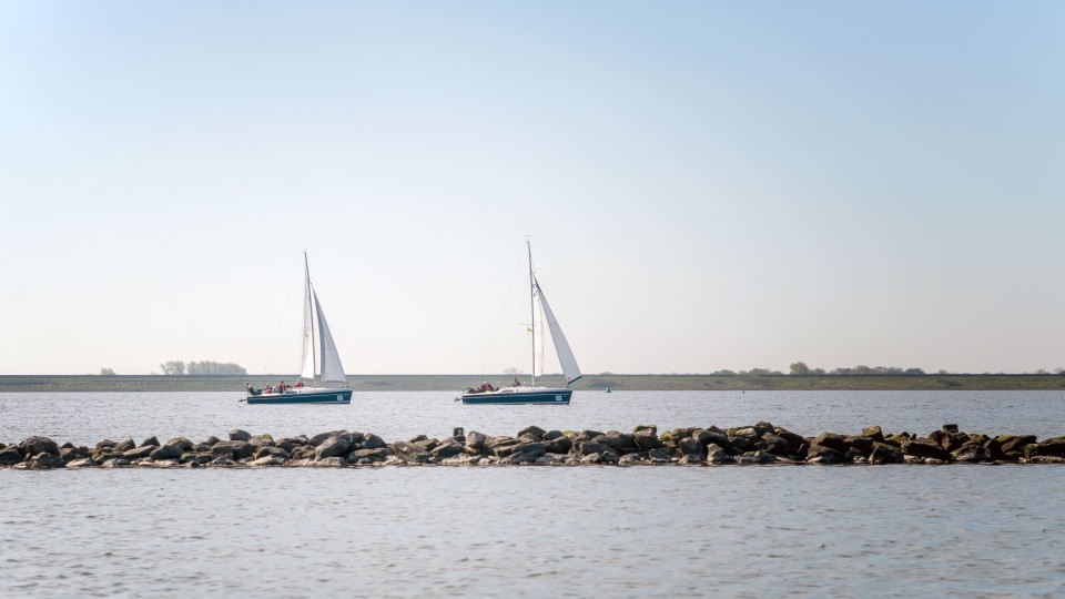 Het Grevelingenmeer tussen de Zeeuwse eilanden Goeree-Overflakkee en Schouwen-Duiveland.