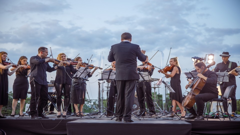 Orkest speelt buiten