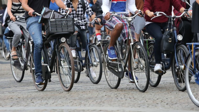 Duitse forenzen fietsen Nederlandse voorbij