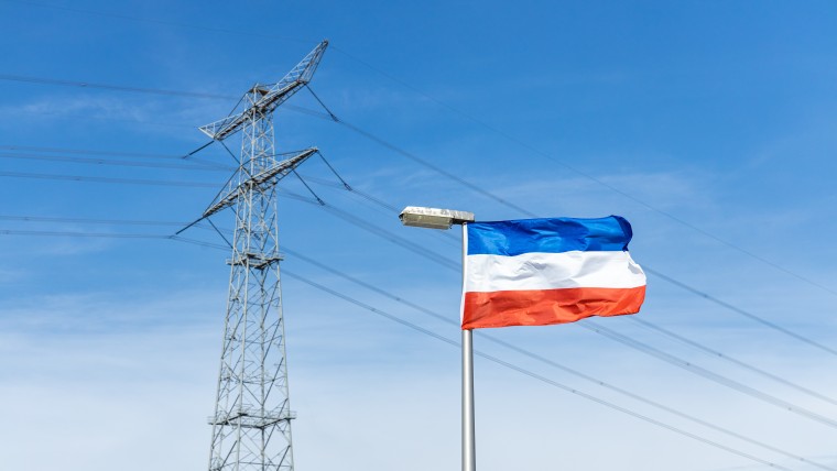 Zuid-Holland doet aangifte van bedreiging bij weghalen vlaggen