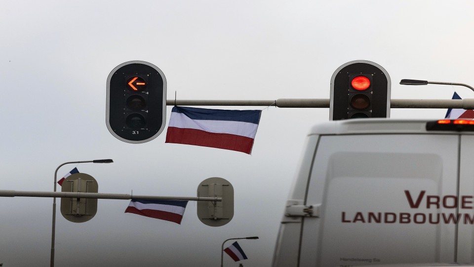 protestvlag aan verkeerslicht
