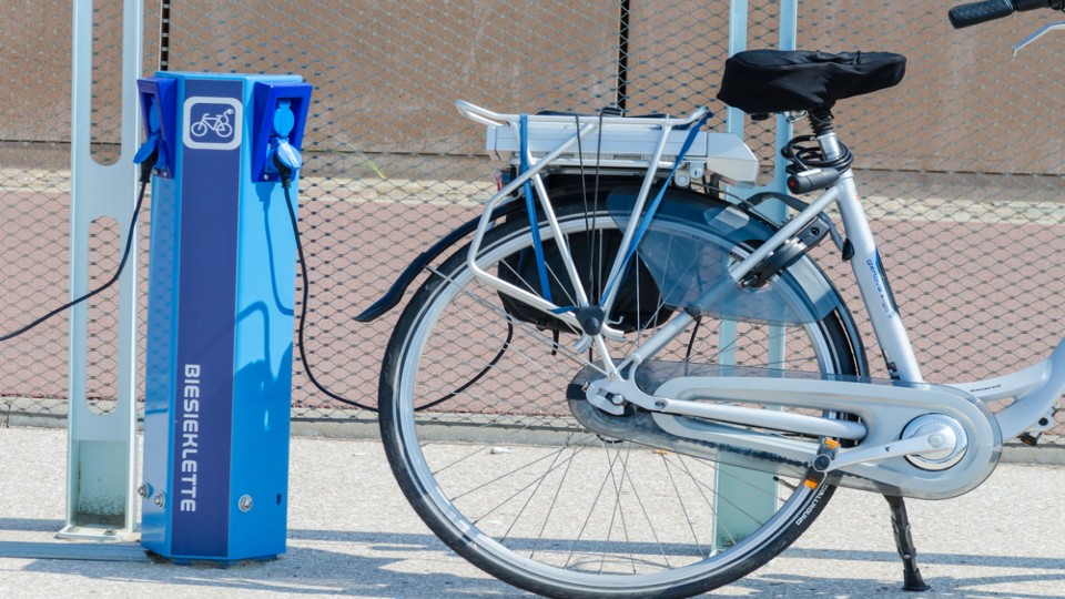 De strandpromenade van Scheveningen. Oplaadpunten voor e-bikes zijn inmiddels overal te vinden. Bron: Shutterstock