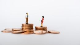 Loonverschil m/v slinkt gestaag bij overheid