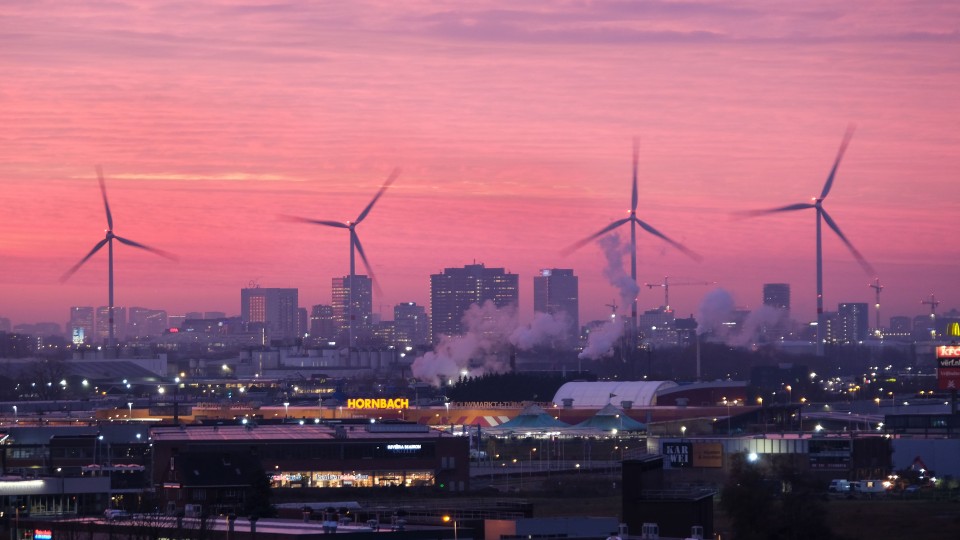 Windturbines in het westelijk havengebied van Amsterdam.