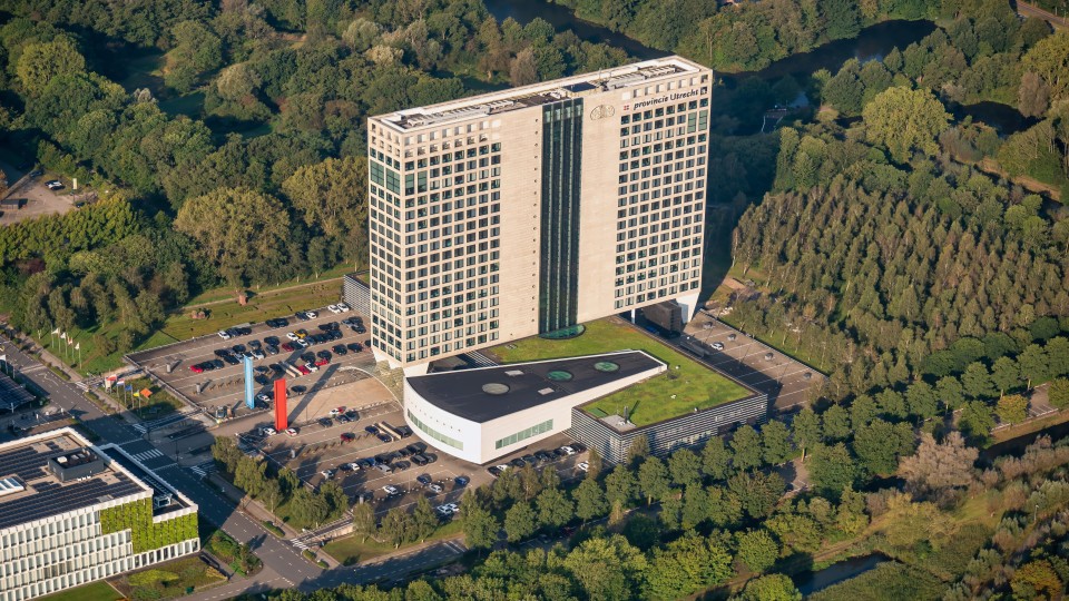 Luchtfoto van het provinciehuis in de stad Utrecht.