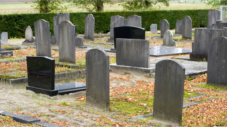 Begraafplaats-shutterstock-117983260.jpg