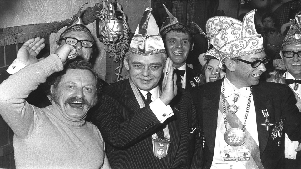 Geertsema ontvangt als minister de hoogste carnavalsonderscheiding van de Haagse Prins Carnaval Bob de Eerste (1972). Foto: Ton Schutz (ANP)