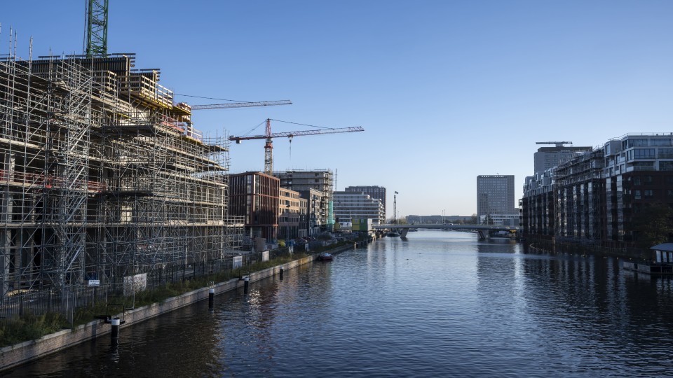 Nieuwe hoogbouw in het Amstelkwartier in Amsterdam.