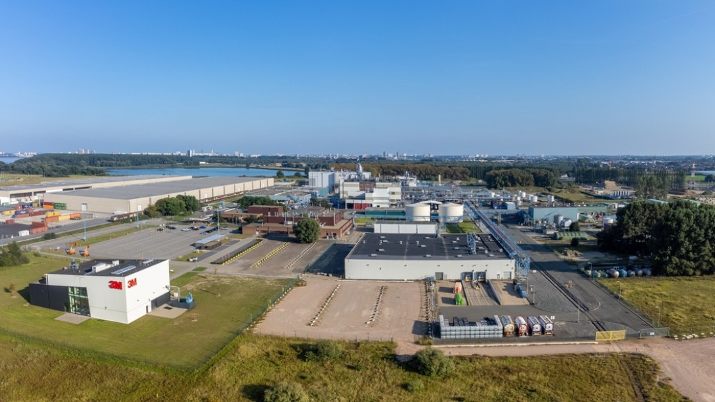 Een deel van de 3M-fabriek aan de Schelde, in de provincie Antwerpen.