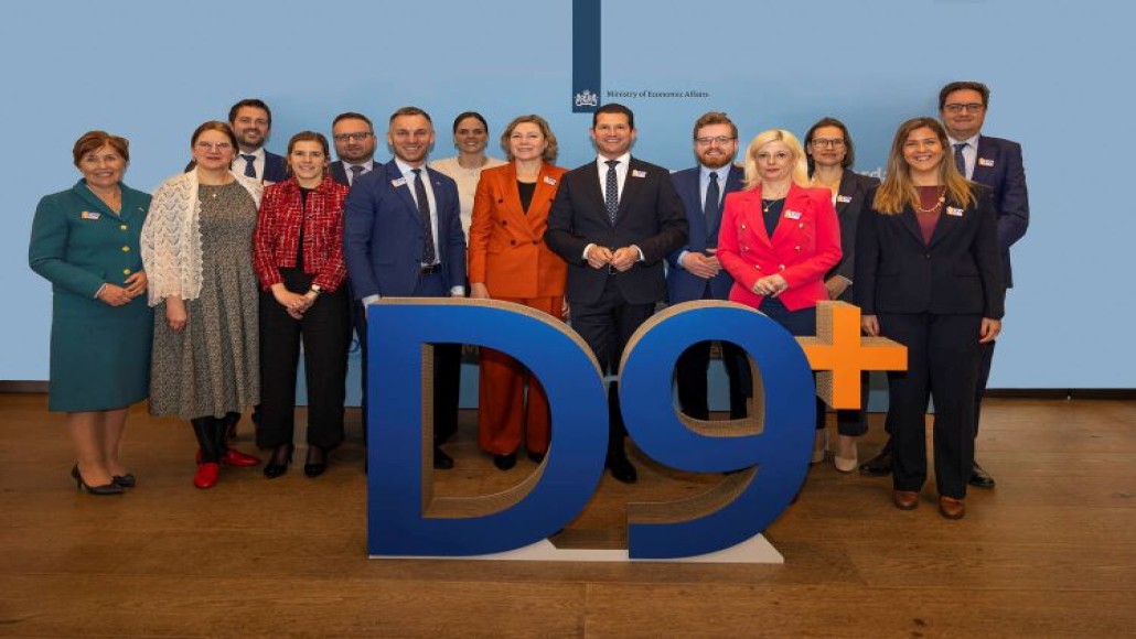 Groepsportret van 13 ministers en de voorzitter