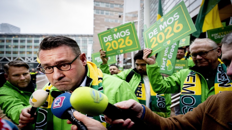 Richard de Mos arriveert bij het Paleis van Justitie