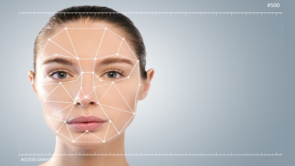 Model met matrix over haar gezicht