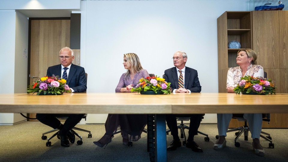 De overdrachtsceremonie begin deze maand op het landbouwministerie. In het midden de nieuwe bewindslieden: links minister Femke Wiersma,…