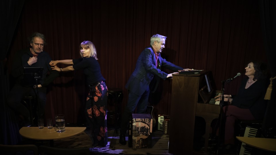 Theatergezelschap Amsterdams Allooi. V.l.n.r. Hugo Vos, Hanneke van den Biggelaar, Martin Spee en Nicky ten Bosch. Foto: Rob Ouwerkerk