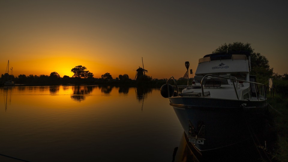 De rivier de Vecht vorig jaar zomer bij zonsopkomst.