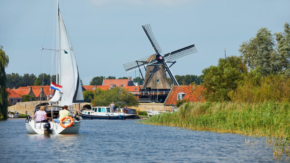 Zeilers op weg naar het Friese vestingstadje Sloten. Foto: R. de Bruijn (Shutterstock)