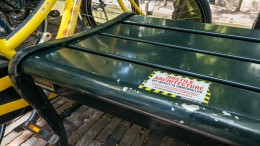 ‘Gemeenten, stop met vijandig straatmeubilair’